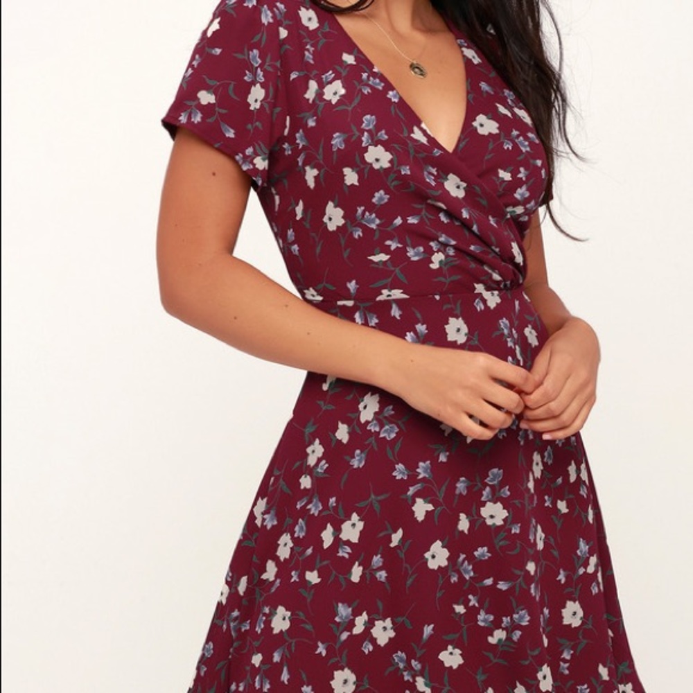 LULU’S BURGUNDY FLORAL PRINT SHORT DRESS